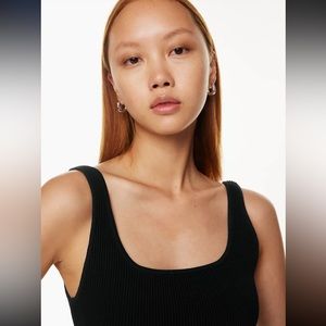 Aritzia Babaton Sculpt Knit Squareneck Cropped Tank
Cropped ribbed tank top